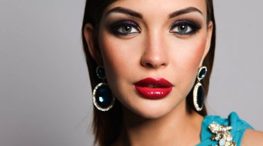 güzel bir kadınla akşam makyaj