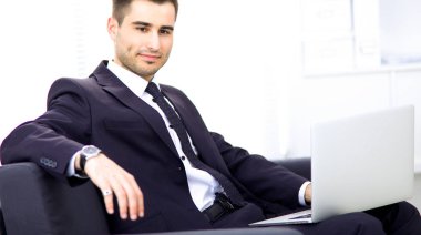 ofiste kanepede oturan işadamı