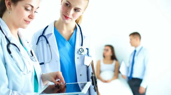 Ung kvinna läkare som håller en tablett st — Stockfoto
