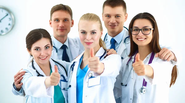 Retrato da equipe de médicos mostrando polegares para cima — Fotografia de Stock