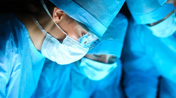 Equipe de cirurgia jovem na sala de cirurgia — Fotografia de Stock