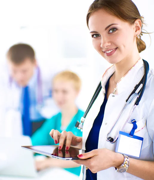 Mladá žena lékař drží tablet pc — Stock fotografie