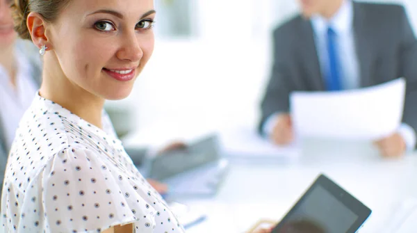 Geschäftsleute sitzen und diskutieren bei Geschäftstreffen, im Büro — Stockfoto