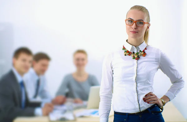 Portret van een jonge vrouw die op kantoor werkt en met map staat — Stockfoto