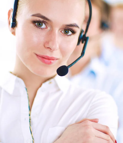 Atractivos jóvenes empresarios y colegas positivos en una oficina de call center — Foto de Stock