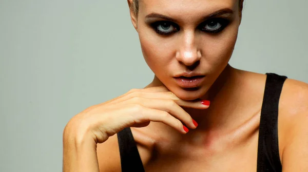 Retrato de una hermosa mujer con collar, aislado sobre fondo blanco — Foto de Stock