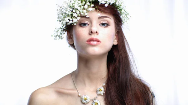 Portrét krásné ženy s květinami ve vlasech — Stock fotografie