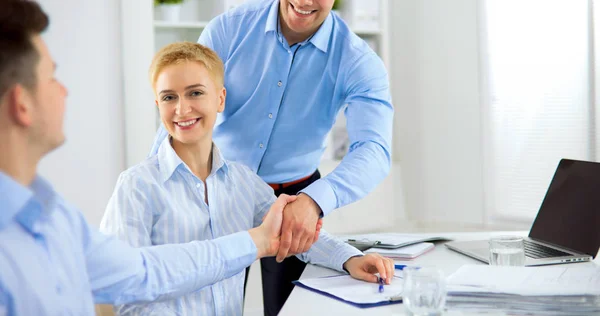 Gente de negocios sentada y discutiendo en la reunión de negocios, en la oficina — Foto de Stock