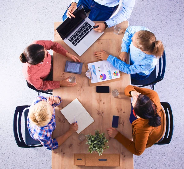 Geschäftsleute sitzen und diskutieren bei Geschäftstreffen, im Büro — Stockfoto