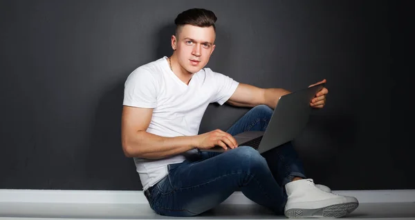 Young businessman working in office sitting on the floor — Stock Photo, Image