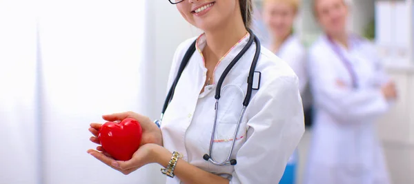 Kalbi tutan steteskoplu bir doktor, beyaz arka planda izole edilmiş. — Stok fotoğraf