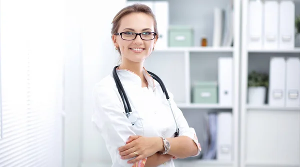 Woman doctor standingat hospital — Stock Photo, Image