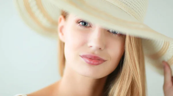 Retrato de modelo hermoso en sombrero, aislado sobre fondo blanco — Foto de Stock