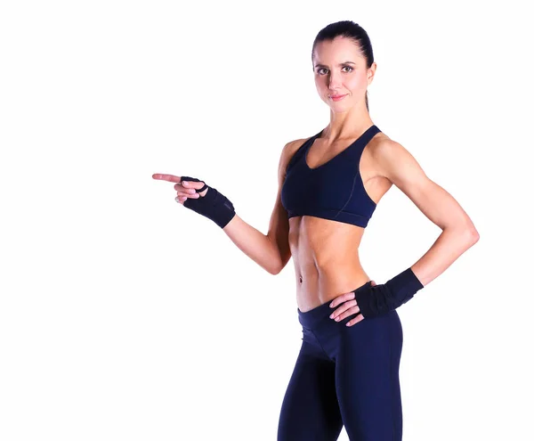 Muskulöse junge Frau posiert in Sportkleidung vor weißem Hintergrund — Stockfoto