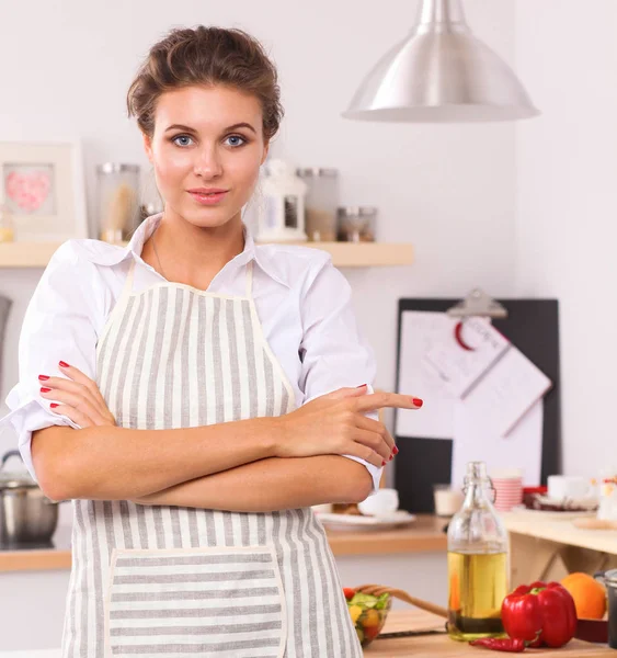 Улыбающаяся молодая женщина на кухне — стоковое фото
