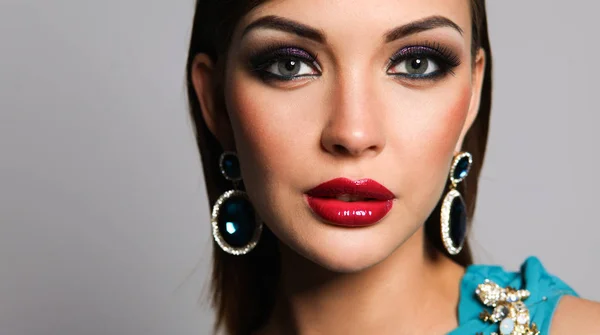 Vacker kvinna med kvällen make-up — Stockfoto