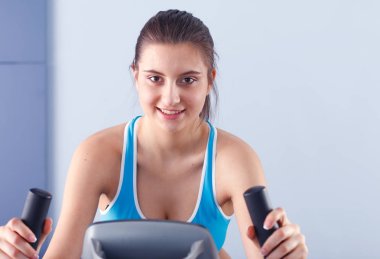 Bir grup insan üzerinde eğitmenler egzersiz jimnastik salonu. insanlar vasıl jimnastik salonu