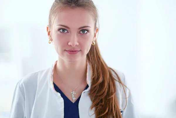 Médica mulher de pé com estetoscópio no hospital. Mulher médica — Fotografia de Stock