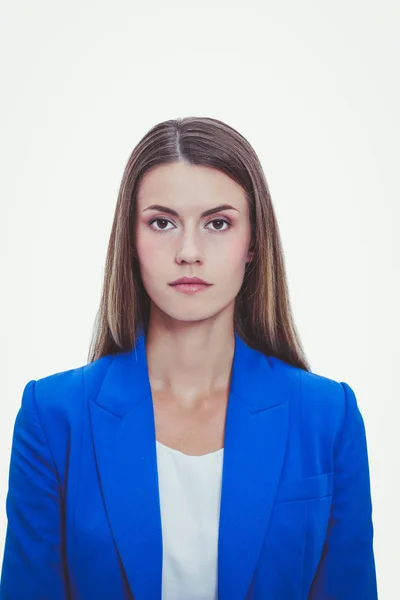 Porträt einer selbstbewussten jungen Frau, die isoliert auf weißem Hintergrund steht — Stockfoto
