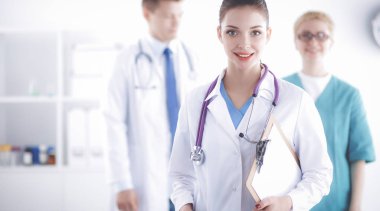 Tıp grubunun önünde çekici bir kadın doktor.