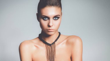 gri arka plan üzerinde duran güzel kadın