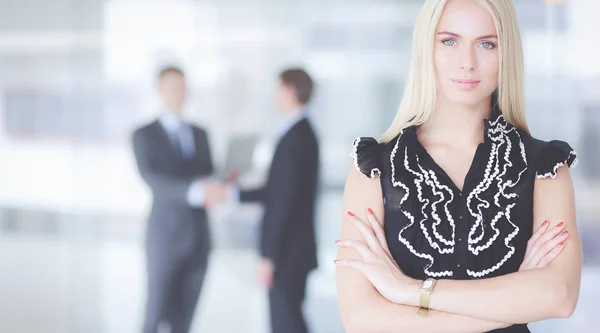 Zakenvrouw permanent op voorgrond in office — Stockfoto