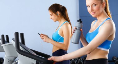 Bir grup insan üzerinde eğitmenler egzersiz jimnastik salonu