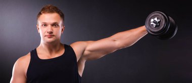 yakışıklı kaslı adam dumbell ile çalışma dışarı