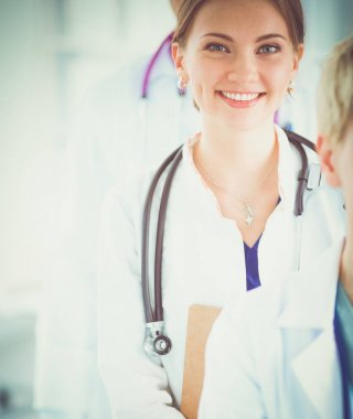 Tıp grubunun önünde çekici bir kadın doktor.