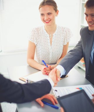 İş adamları el sıkışıyor, toplantıyı bitiriyor.