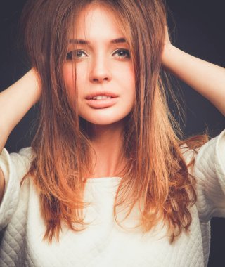 siyah arka plan üzerine izole güzel bir kadın portresi