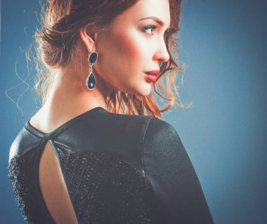 Siyah elbiseli, akşam makyajlı güzel bir kadın.