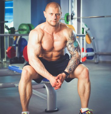 Yakışıklı delikanlı salonunda egzersiz sonra