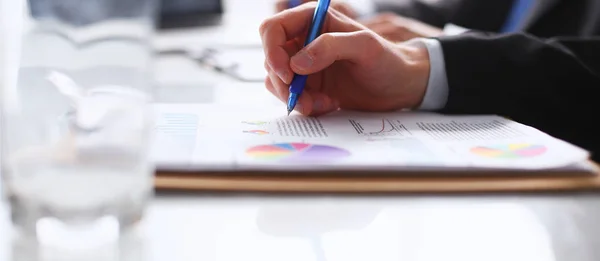 Zakenmensen zitten op het bureau op kantoor — Stockfoto