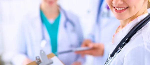Ελκυστική γυναίκα γιατρός με φάκελο μπροστά από την ιατρική ομάδα — Φωτογραφία Αρχείου