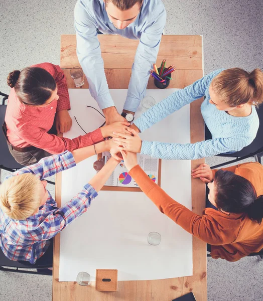 El ele tutuşan iş ekibi - takım çalışması kavramları