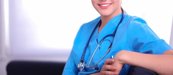 Portrait d'un jeune médecin heureux assis sur le canapé avec un dossier — Photo