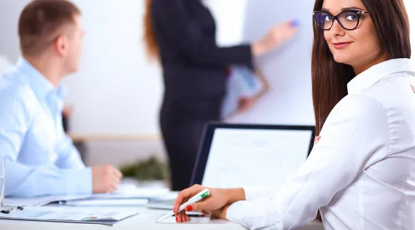 Gente de negocios sentada y discutiendo en la reunión de negocios, en la oficina — Foto de Stock