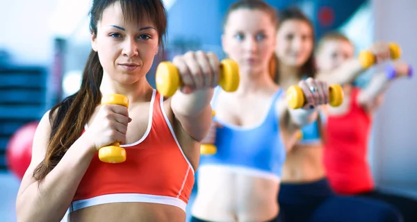 Grupp av människor i en pilatesklass på gymmet — Stockfoto