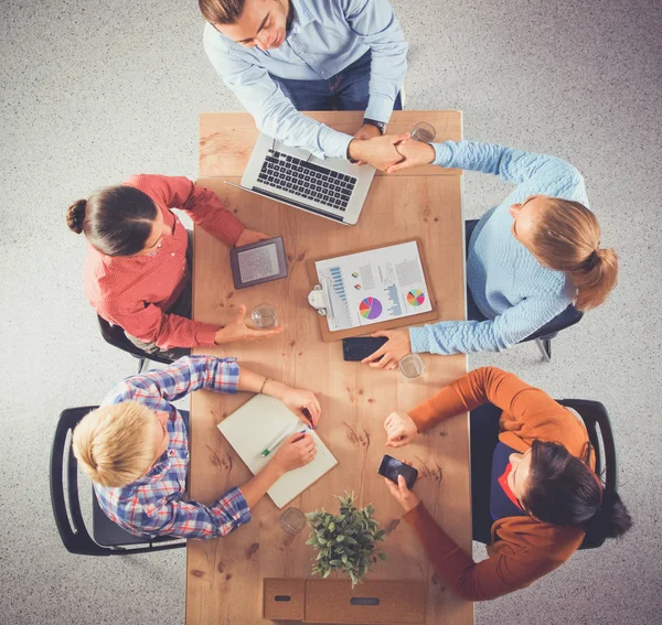 Geschäftsleute sitzen und diskutieren bei Geschäftstreffen, im Büro — Stockfoto