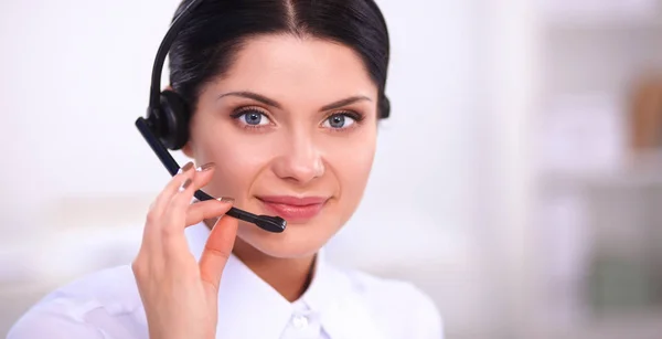 Nahaufnahme Porträt eines Kundendienstmitarbeiters im Büro — Stockfoto