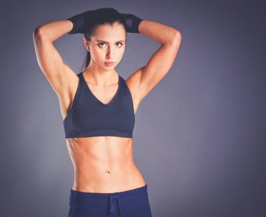 Spor giyim siyah arka plan karşı poz kas genç kadın