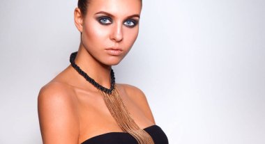 gri arka plan üzerinde duran güzel kadın