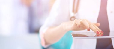 Genç bir doktor elinde bir tablet tutuyor.