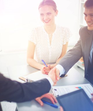 İş adamları el sıkışıyor, toplantıyı bitiriyor.