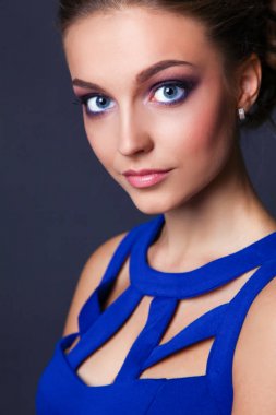 Güzel bir genç kadın profesyonel makyaj stüdyo çekim.