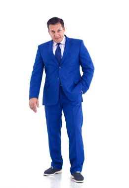 Mutlu beyaz arka plan üzerinde duran işadamı izole.