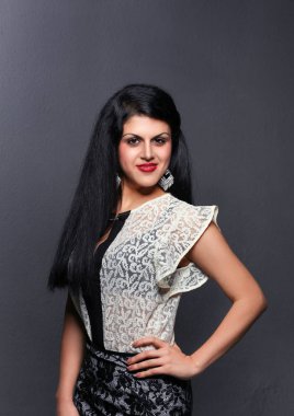 Gri arka plan üzerinde duran güzel kadın. Güzel kadın