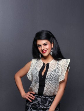 Gri arka plan üzerinde duran güzel kadın. Güzel kadın