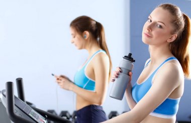 Bir grup insan üzerinde eğitmenler egzersiz jimnastik salonu. insanlar vasıl jimnastik salonu